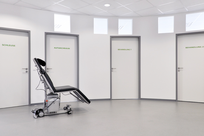 Zugang zu den Behandlungsräumen / der ergonomische Behandlungsstuhl