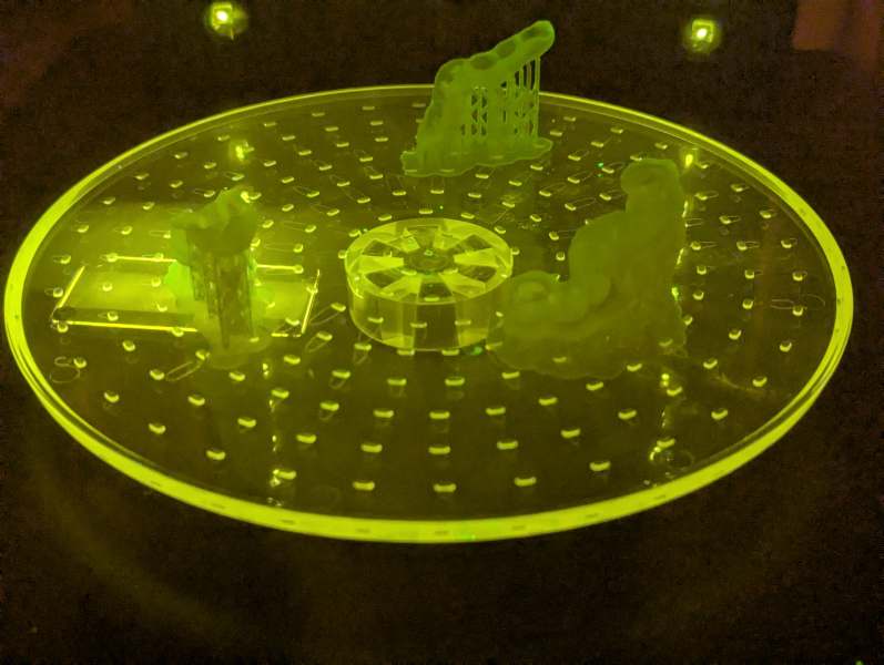 Die Bohrschablonen bei der Aushärtung