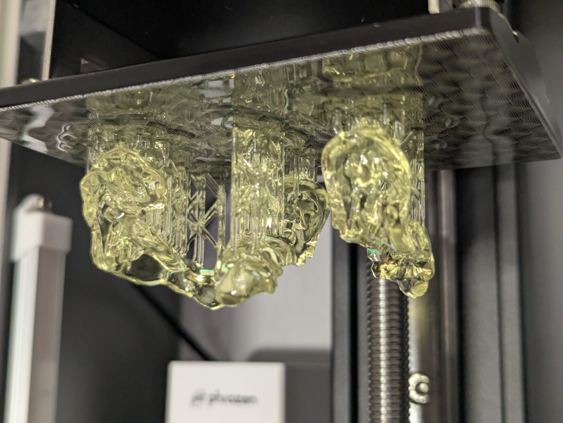 Bohrschablonen - der Druckvorgang ist beendet, die Schablonen werden gereinigt, gehärtet und sterilisiert