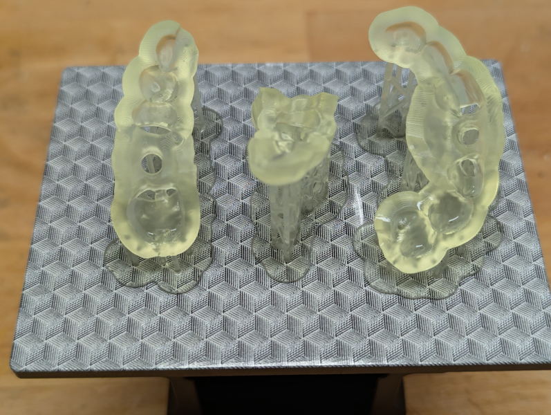 gereinigte Bohrschablonen auf der Druckplatte - bereit für die Aushärtung